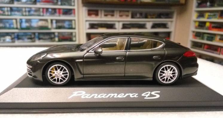 Модель Porsche Panamera 4S, масштаб 1:43, Minichamps