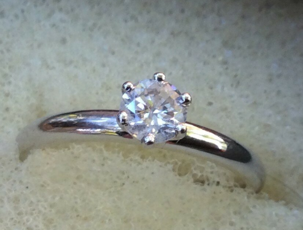 Золотое кольцо с бриллиантом 0.37 карат
