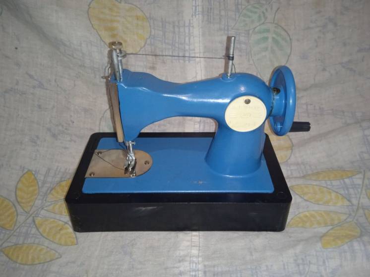 Рабочая игрушечная детская швейная машинка з\д Автоприбор ДШМ-1 СССР