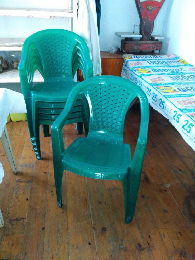 Продам пластиковые стулья 6-шт