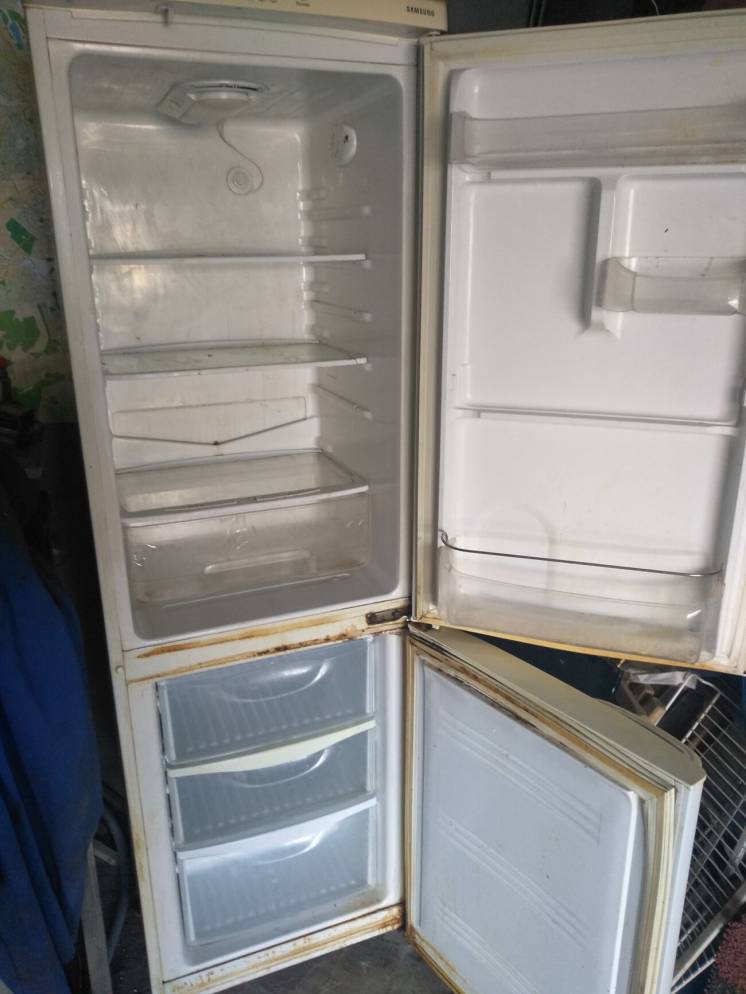 Продам двухкамерный холодильник. SAMSUNG с нижней морозилкой.