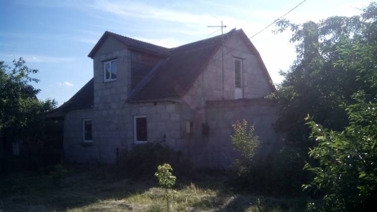Обмін будинку в селі на офісне приміщення у Луцьку або 1-кім. квартиру