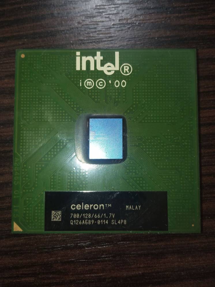 Процессор Intel Celeron 700 МГц (SL4P8)