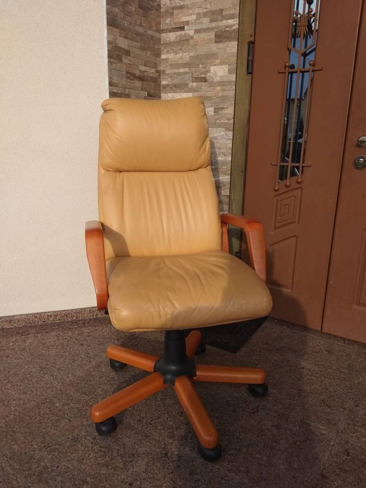 шкіряне офісне крісло на коліщатах, кресло кожаное в офис
