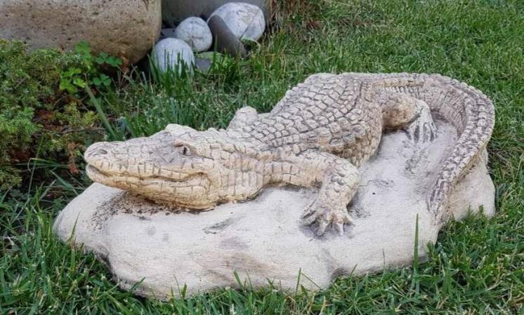 Садовая скульптура Крокодил из керамики