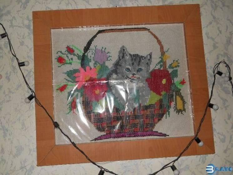 Вышитая картина котенок в корзине