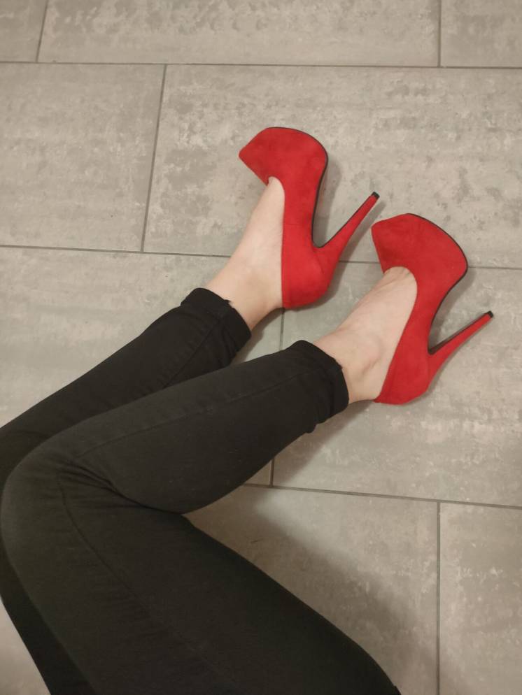 Красивые красные туфли Лобутены