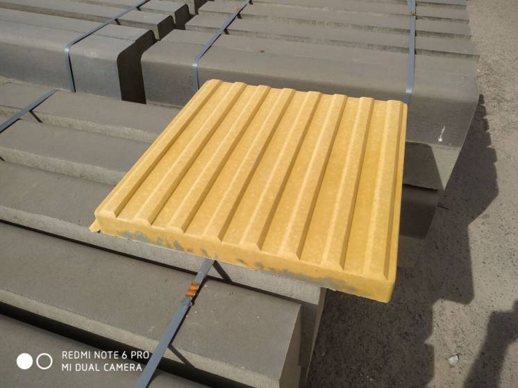 Тактильная плитка 500*500 желтая бетонная