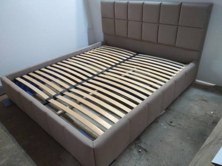 Ліжко двоспальне з підйомним механізмом.