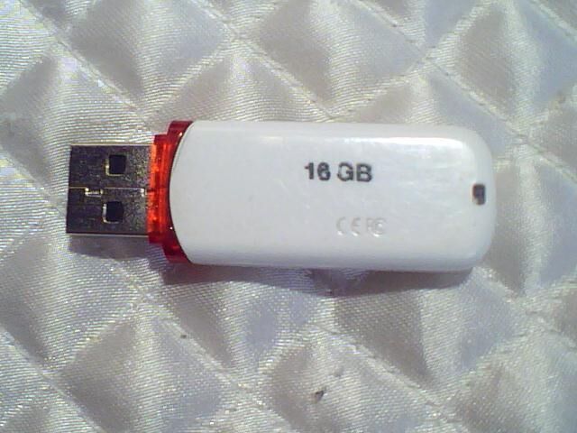 Продам флешку 16 Гб USB (Apacer)