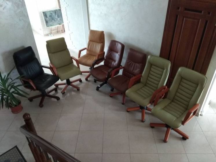 Крісла для офісу шкіряні, компютерні, обертові на колесиках, кресло оф