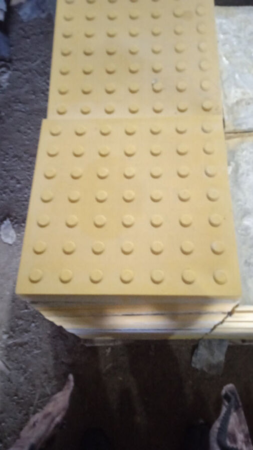 Тактильная плитка 500:500 мм бетонная желтая