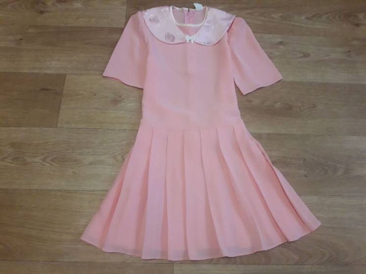 Легкое воздушное платье нежного розового цвета.