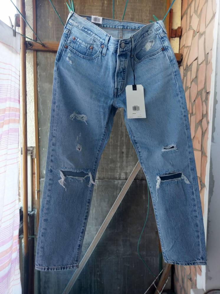 Levis 501 Premium Tapered Mom Jeans. Крутые женские джинсы.