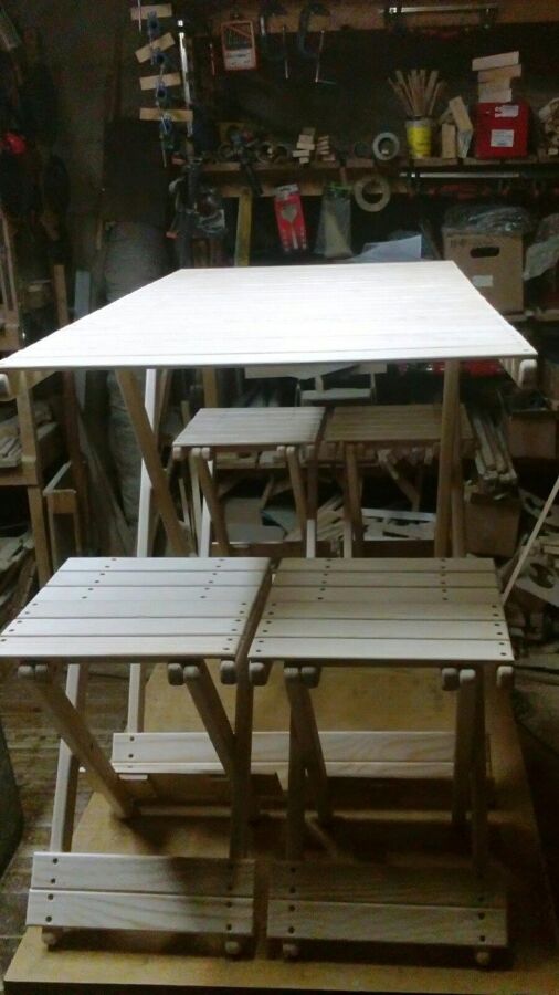 Раскладной стол и 4 раскладных табурета из дерева