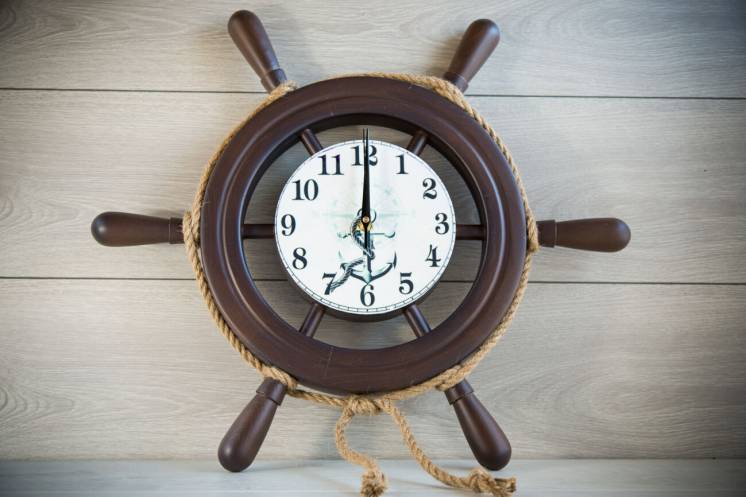 Часы деревянные  Штурвал