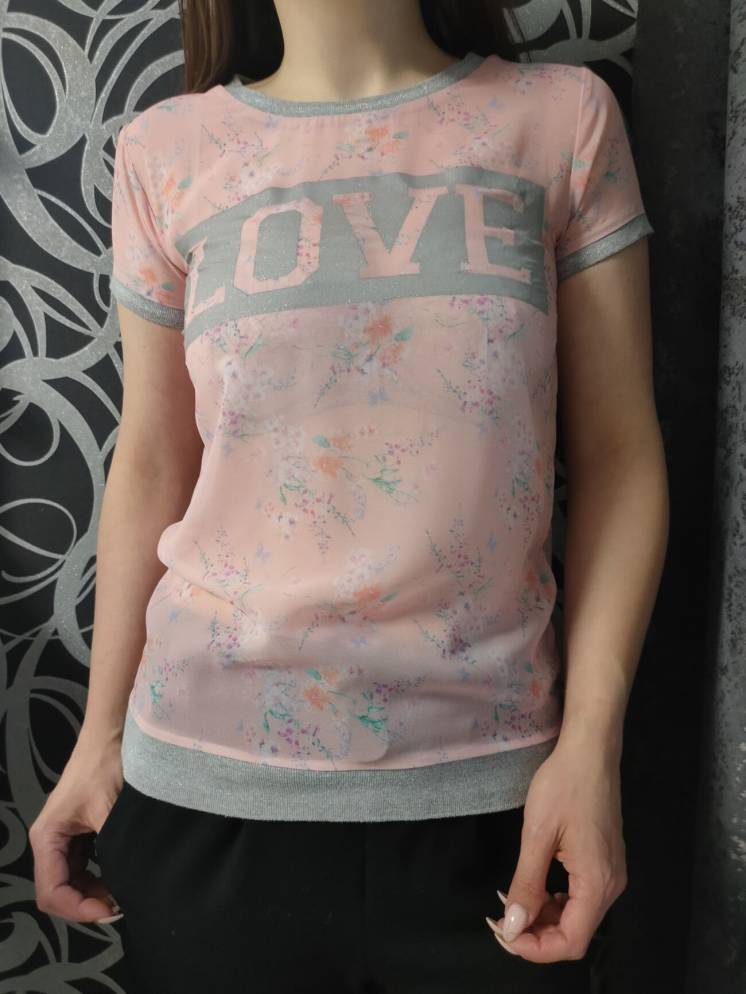 Красивая футболка блузка с надписями в цветы