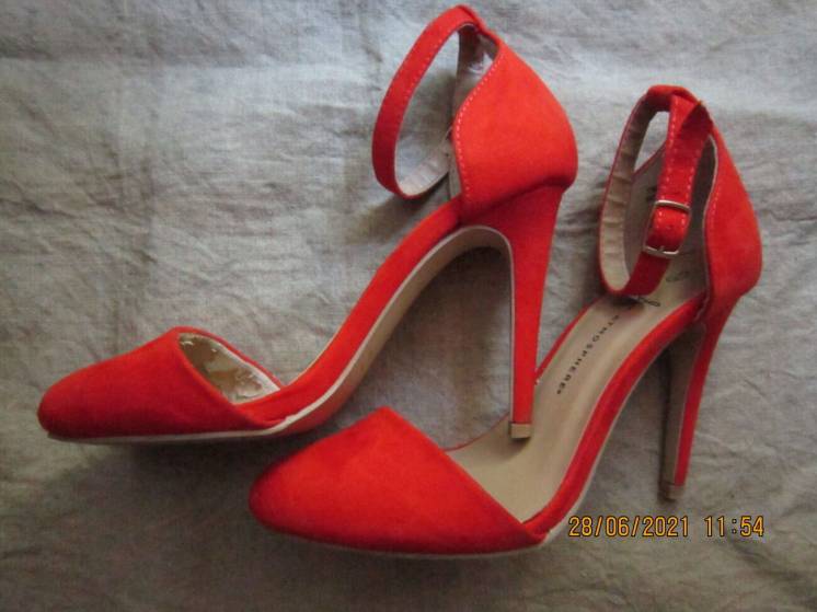 Продам недорого туфли женские красные 38 р-р весна-лето