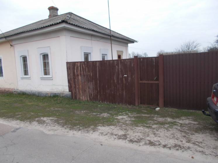 Продам половину дома в центре города Щорс Черниговской области