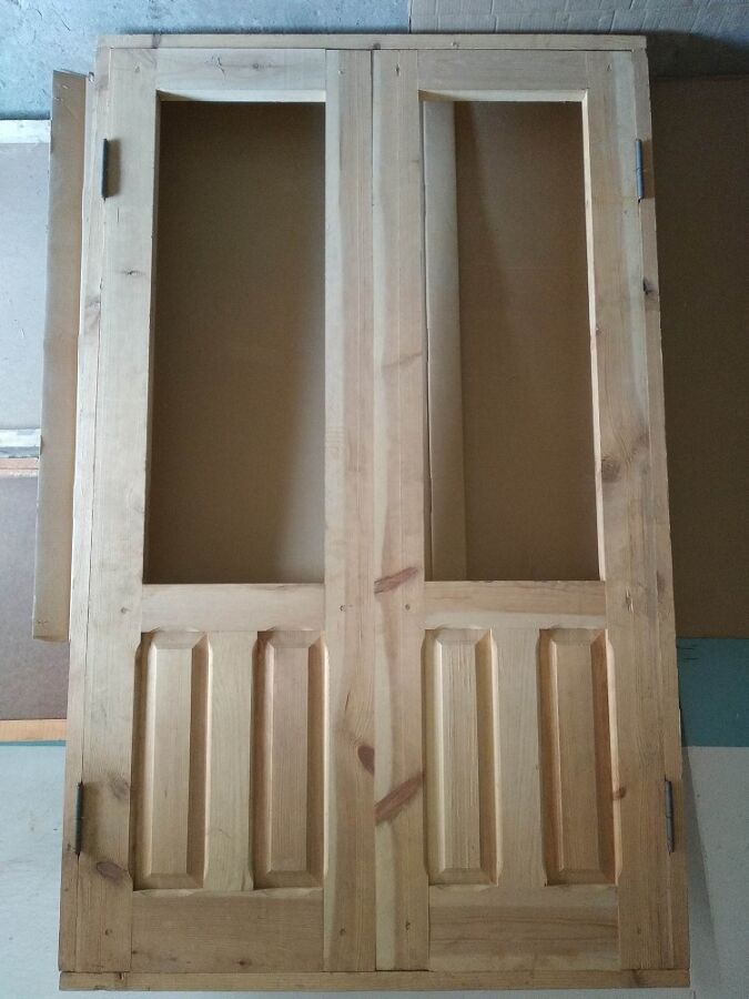 Новые деревянные двухстворчатые двери под стекло.
