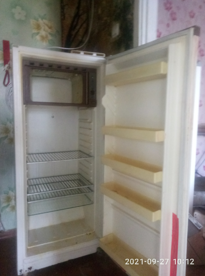Холодильник старенький совецкий