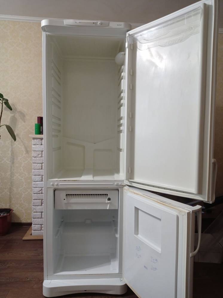 Продам холодильник Индезит рабочий в хорошем состоянии