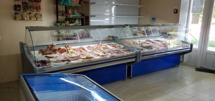 Универсальная холодильная витрина для мяса и рыбы.
