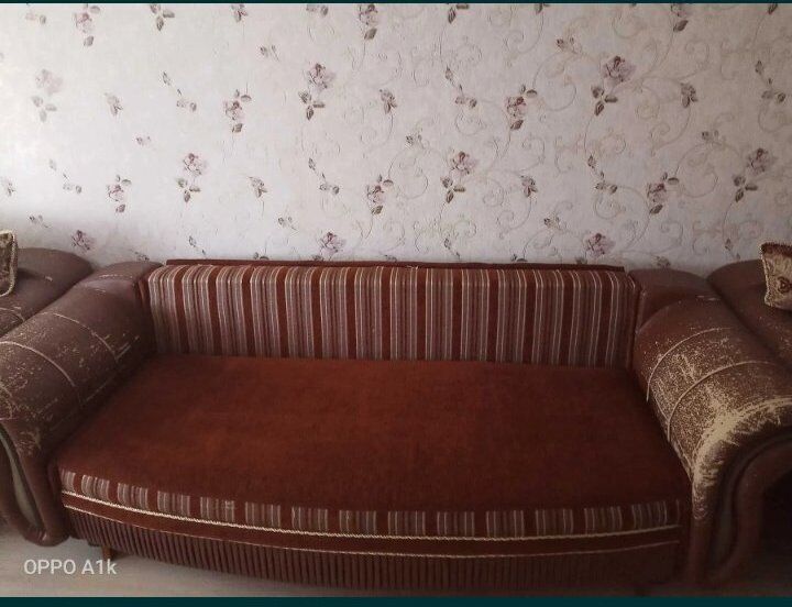 Продам диван+кресла с подушками(требует ремонта былец)