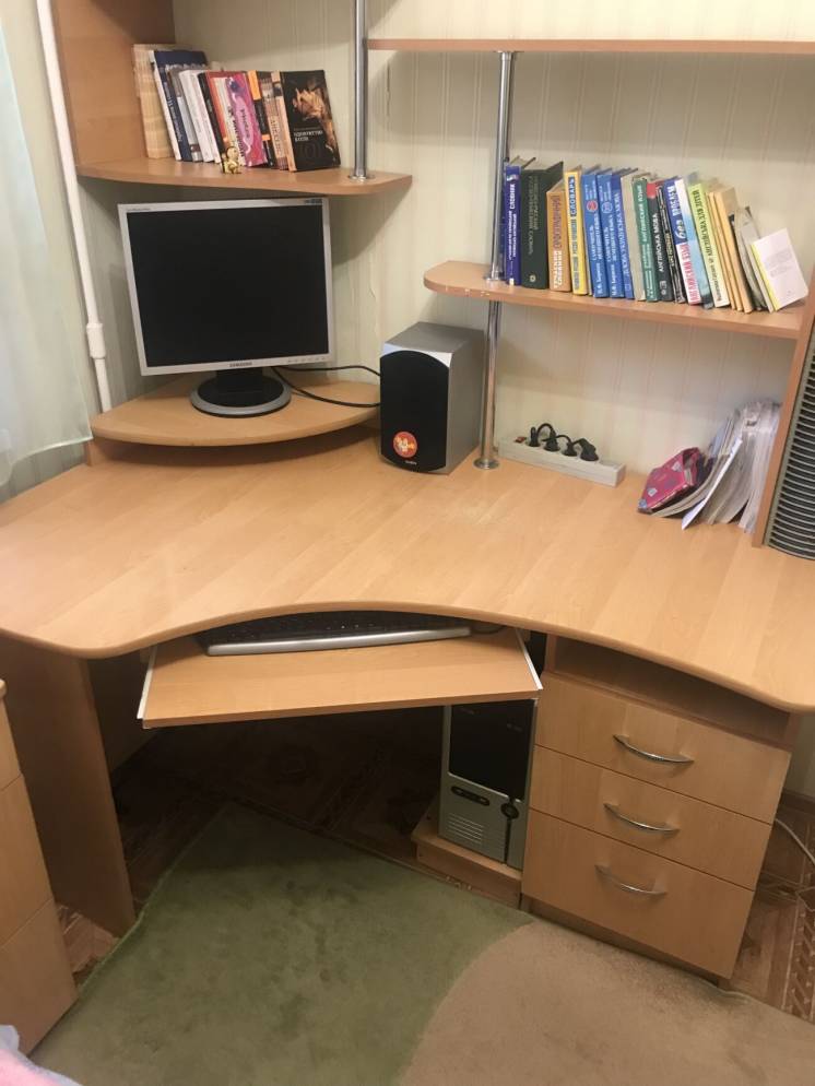 Продаю компьютерный стол