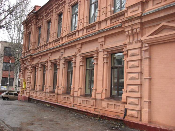 Сдается здание 615кв.м офисное р-н Анголенко. Рядом с проспектом.