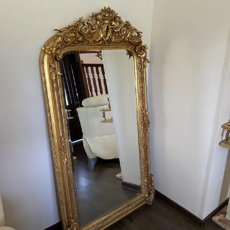 Зеркало настенное в золотой раме барокко путти
