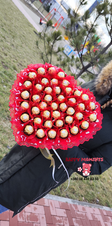 Шикарный букет с конфетами Ferrero Rocher в форме сердца, подарок