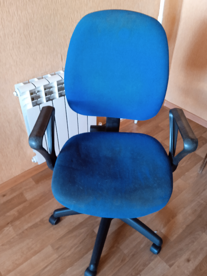 Офисное кресло синего цвета