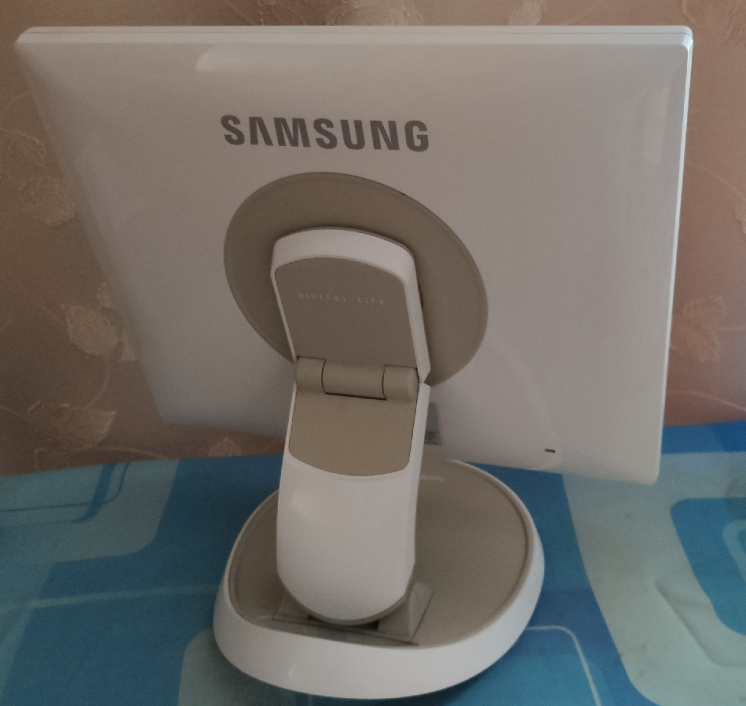 Монітор Samsung з екраном що обертається