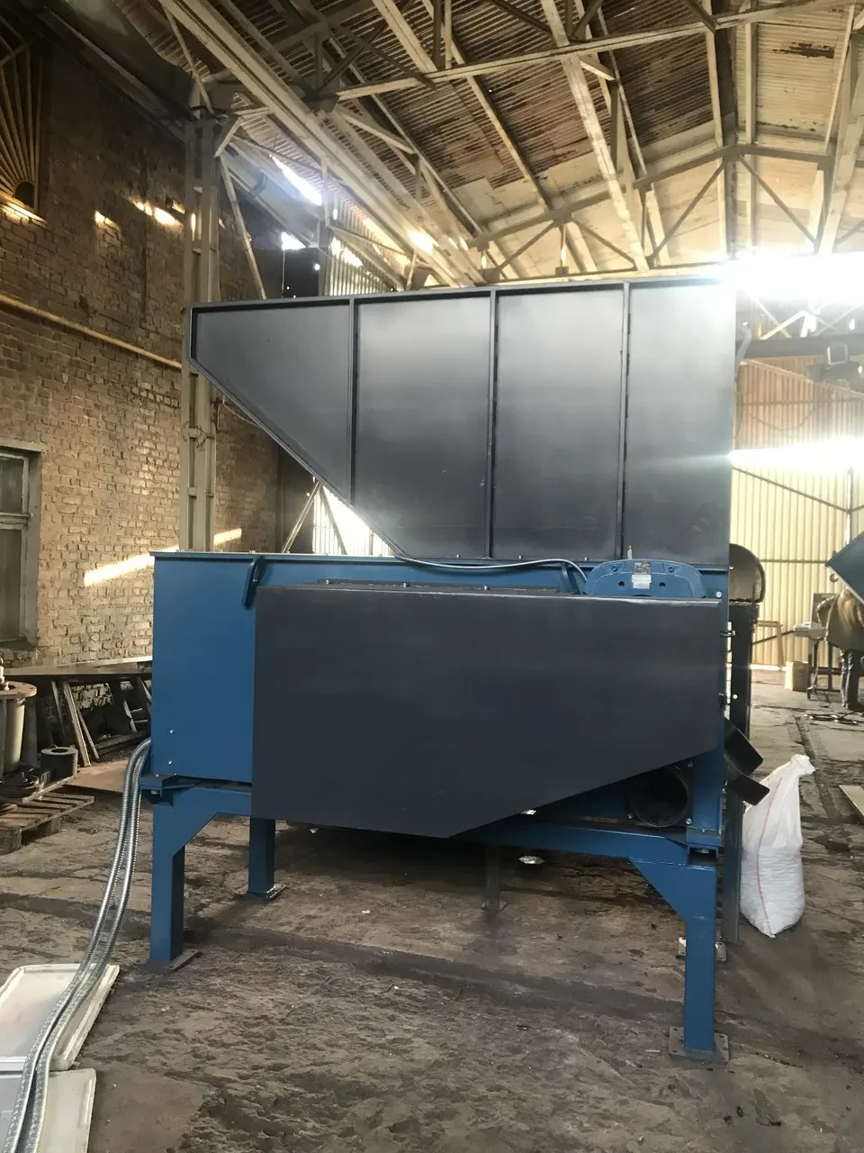 Шредер Shark ES15.2 (55 кВт) - роторный для полимеров и др. материалов 9