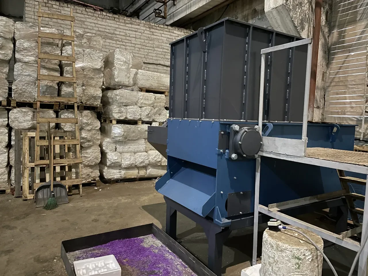 Шредер Shark ES15.2 (55 кВт) - роторный для полимеров и др. материалов 8