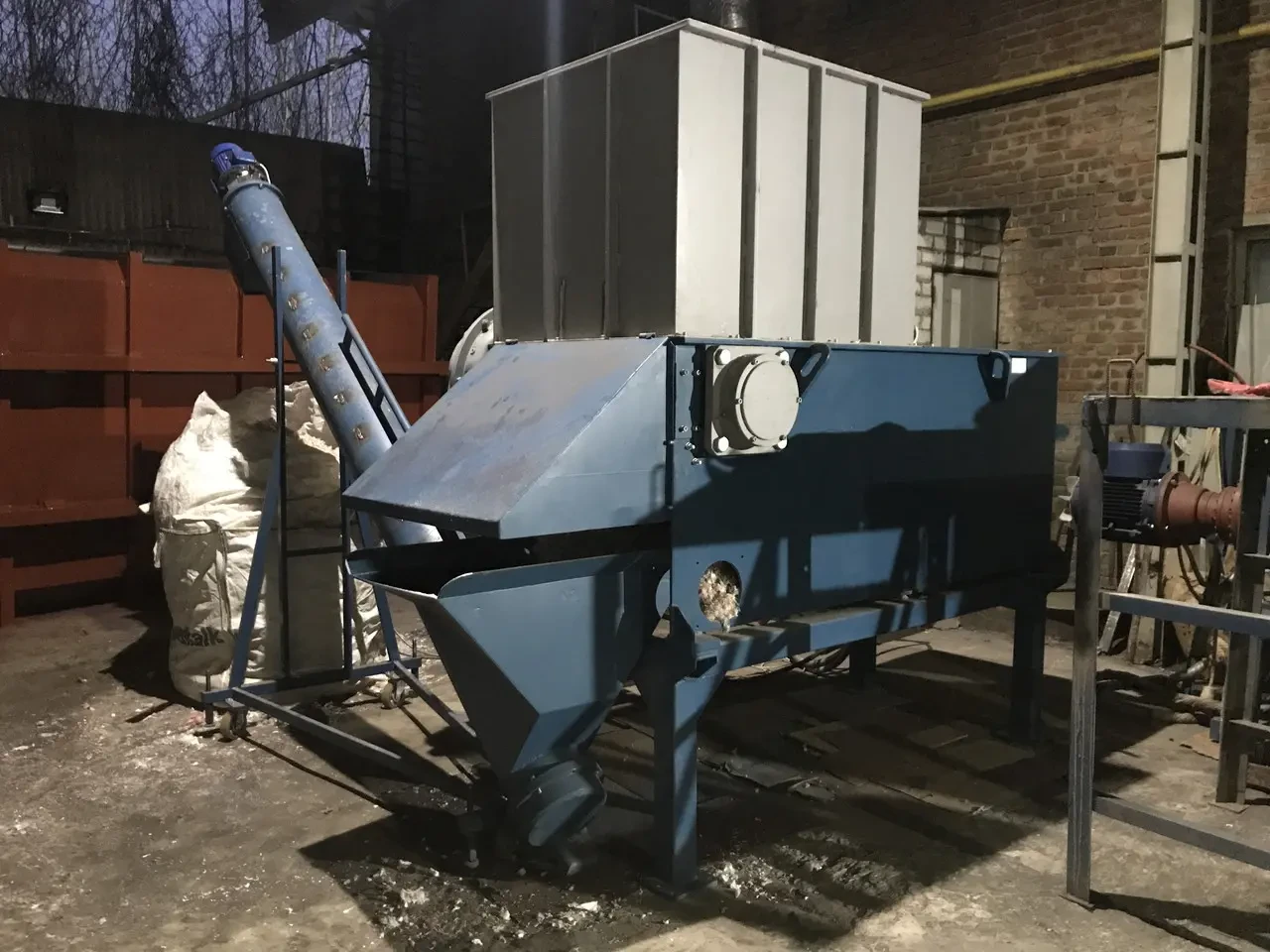 Шредер для литников и труб Shark ES10.2 (30кВт) 4