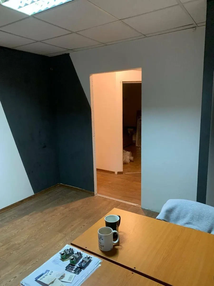 Сдам офис в многоквартирном доме Київ, Старовокзальна вул. 2