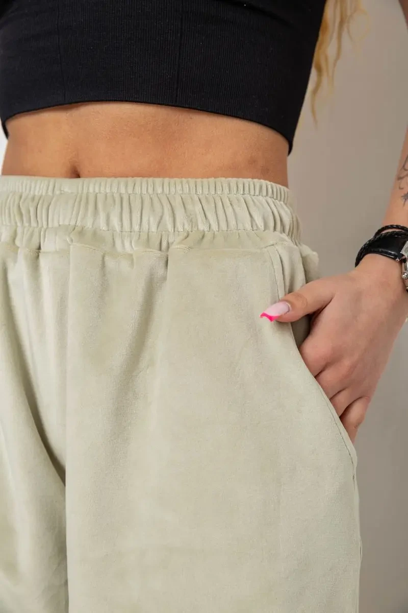 Шорти жіночі велюрові, колір світло-оливковий, 238R106 5