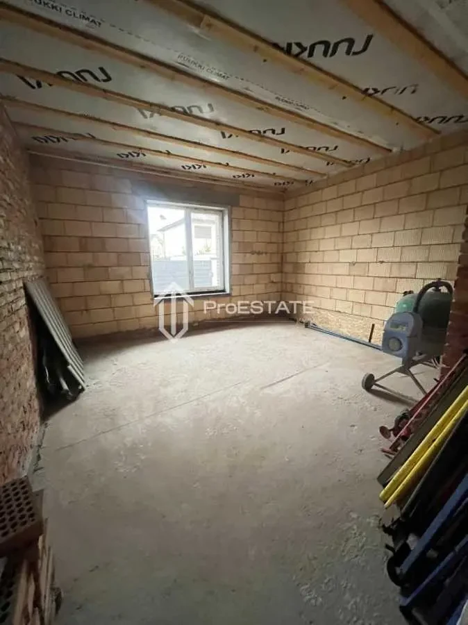 4-к будинок Вишгородський, Осещина, Фіалкова 8