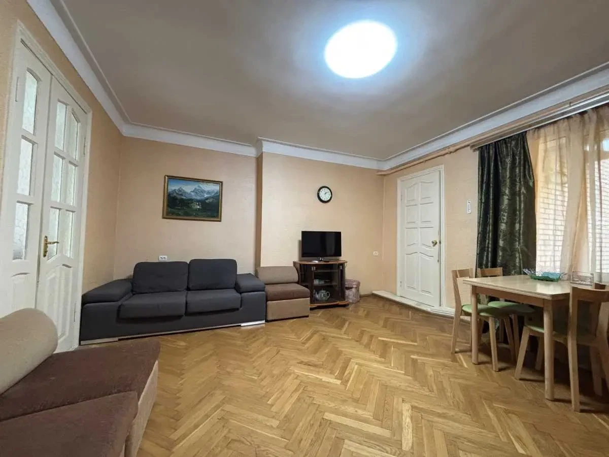 4-к будинок Київ, Голосіївський, Гвардійська 8