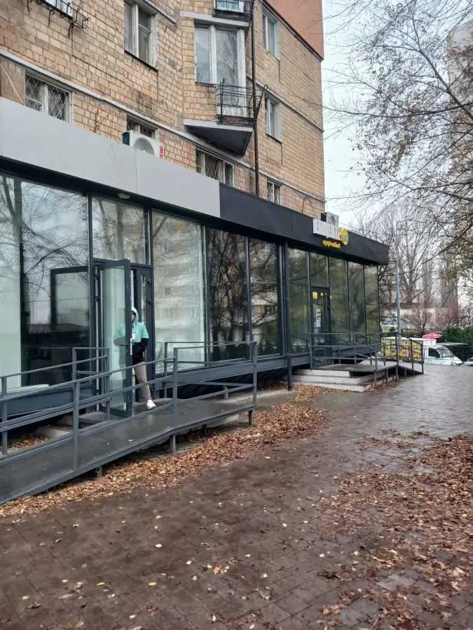 торгові площі Київ, Солом`янський, Чоколівський 37 8