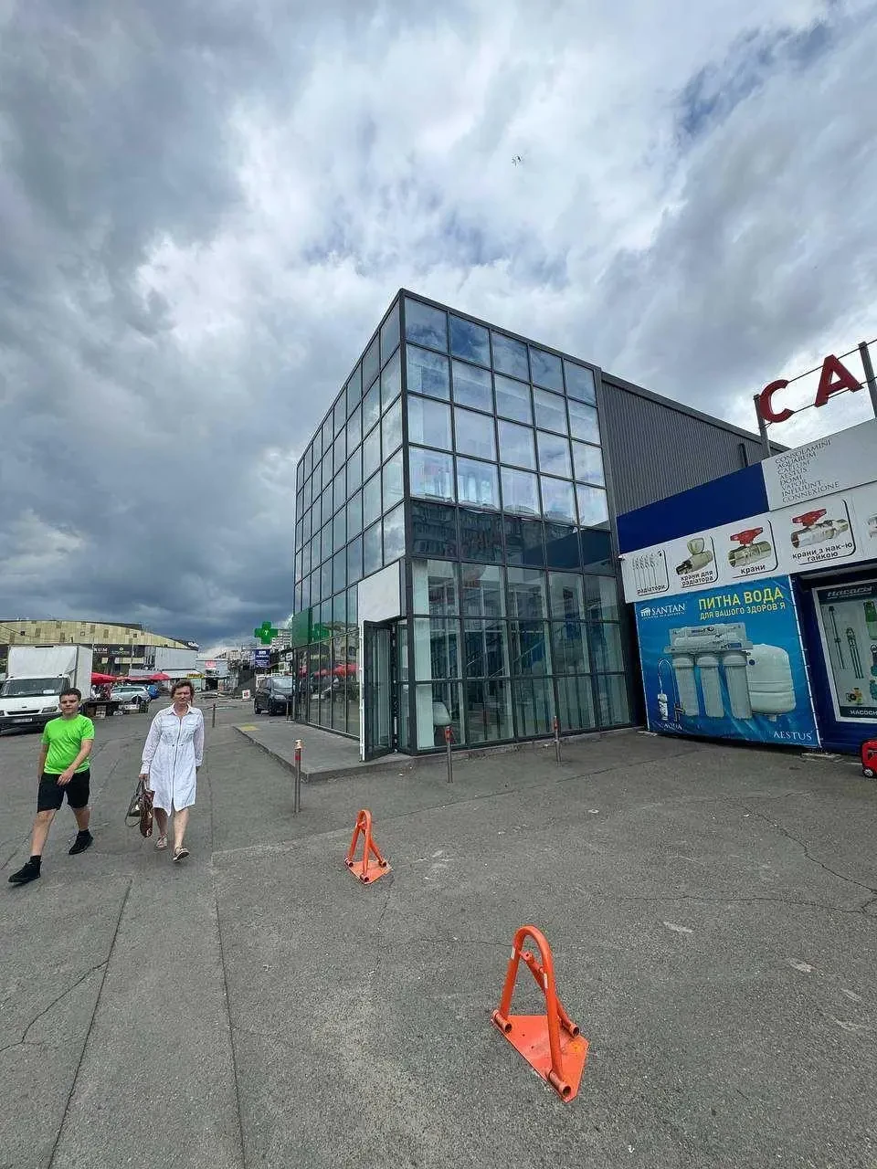 Окрема будівля в оренду на Оболоні.