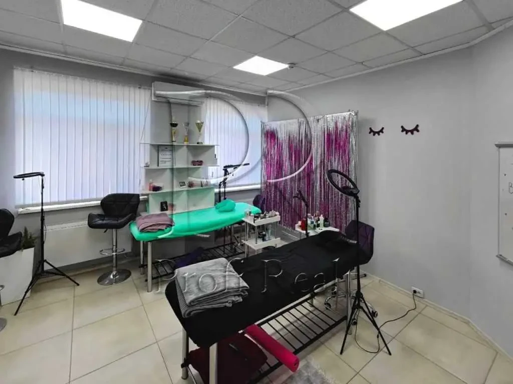 торгові площі Бучанський, Ірпінь, Центральна вулиця 6/1 6