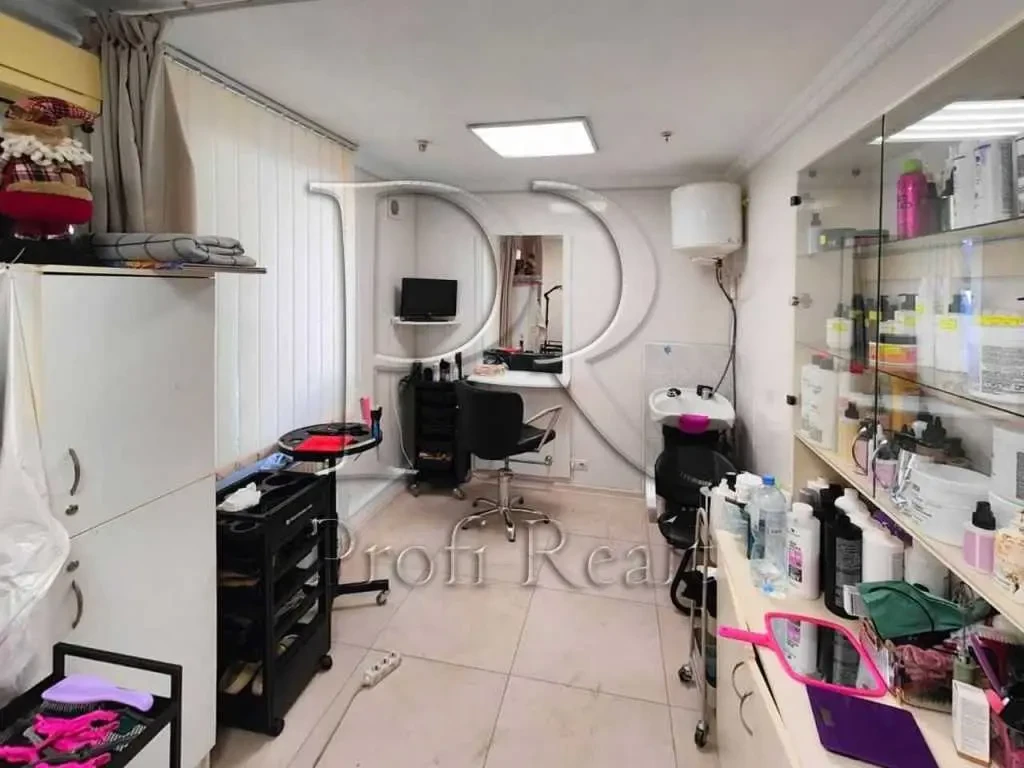 торгові площі Бучанський, Ірпінь, Центральна вулиця 6/1 9