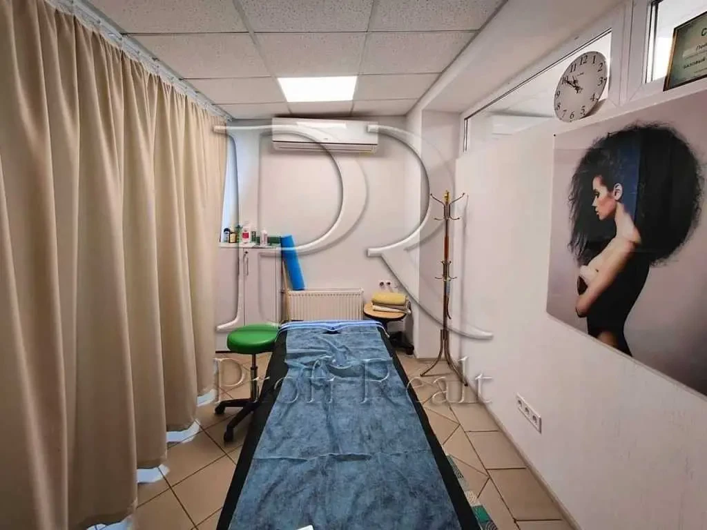 торгові площі Бучанський, Ірпінь, Центральна вулиця 6/1 11