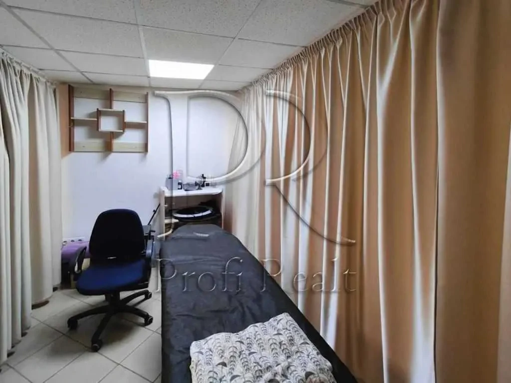 торгові площі Бучанський, Ірпінь, Центральна вулиця 6/1 12