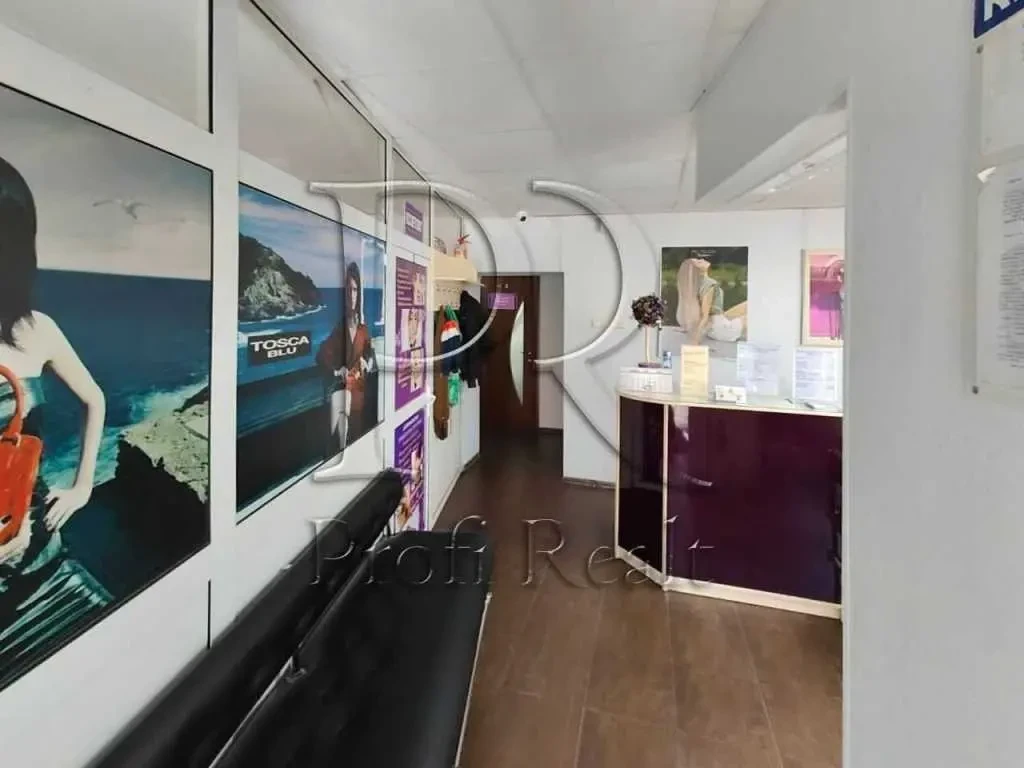 торгові площі Бучанський, Ірпінь, Центральна вулиця 6/1 13