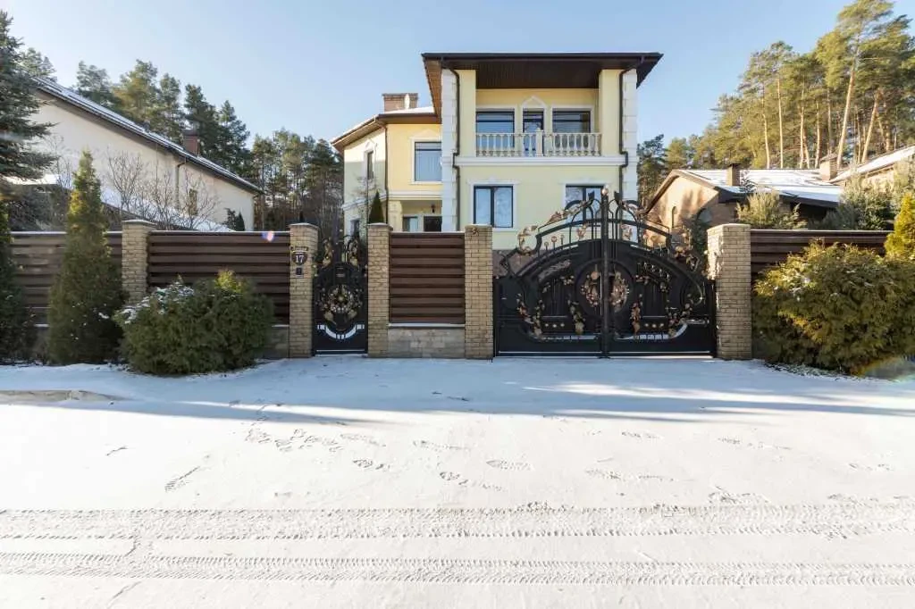 10-к будинок Бучанський, Стоянка, Осіння 17 2