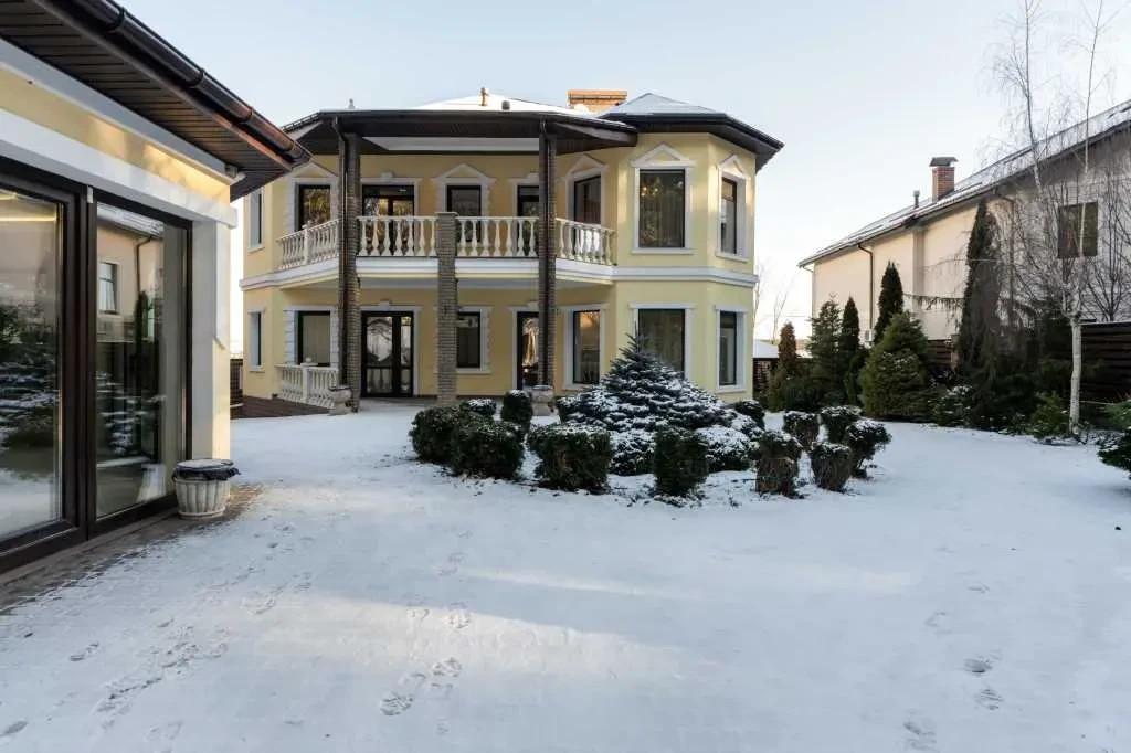 10-к будинок Бучанський, Стоянка, Осіння 17 3